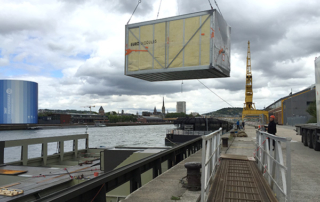 Pose des modules sur les barges