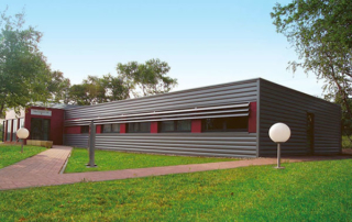 Vue d'extérieur des bureaux modulaires TOTAL PETROCHEMICAL