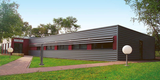 Vue d'extérieur des bureaux modulaires TOTAL PETROCHEMICAL